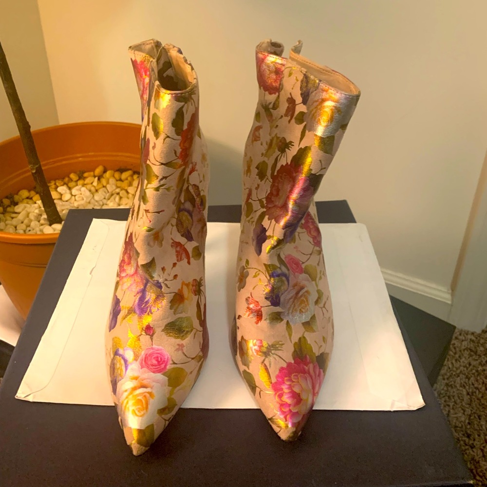 Rouge size 8.5 blush booties featuring floral patterns. - Picture 6 of 7